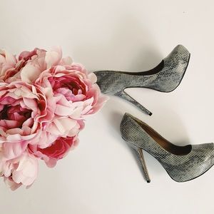 ALDO brand grey alligator 🐊 print stilettos